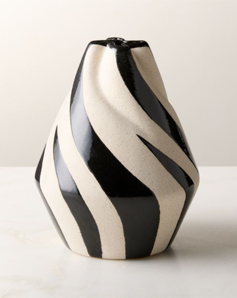 Izmal B&W Vase