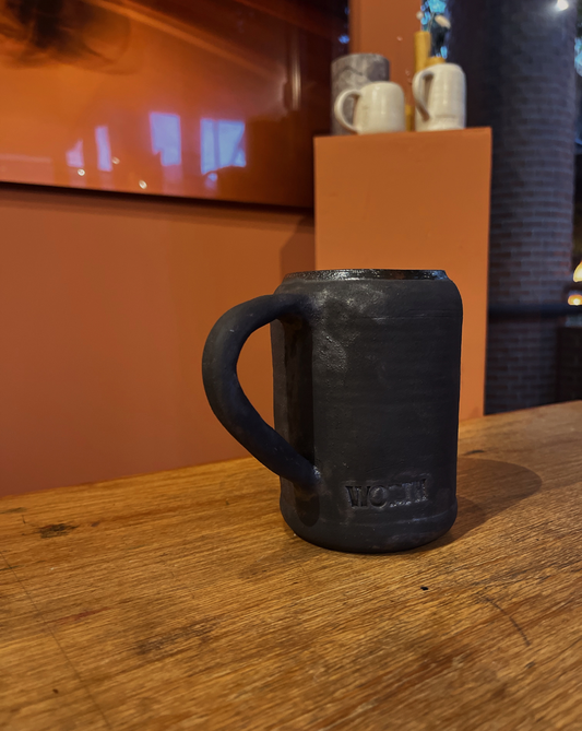 Enrique Beer Mug color negro metálico
