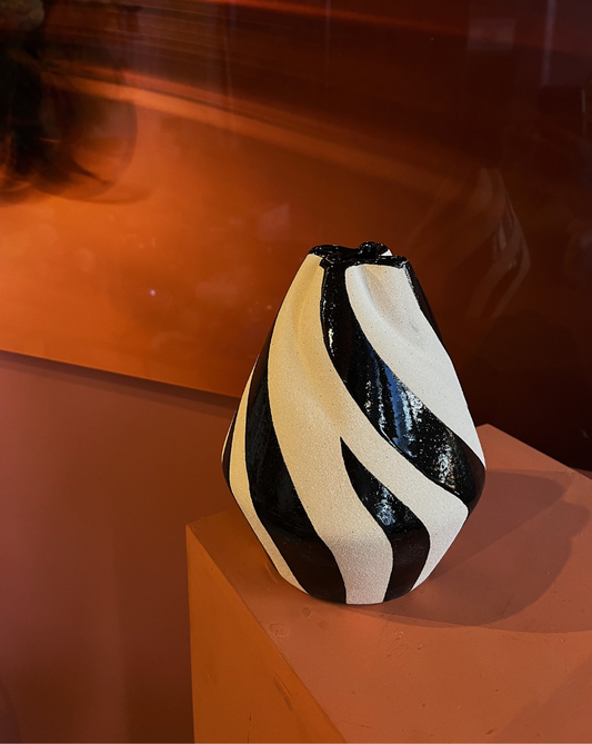 Izmal B&W Vase